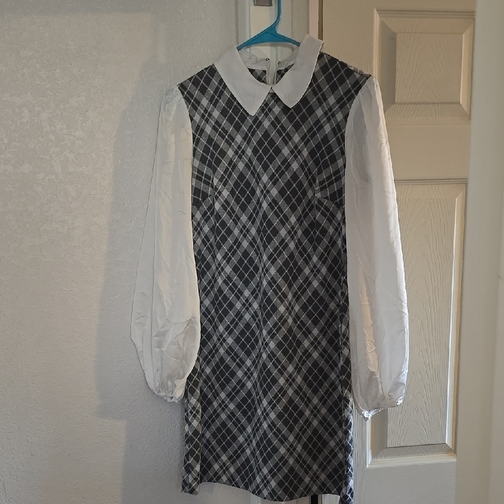 Tommy Hilfiger Size 4. Plaid Dress with White Collar and Sleeves